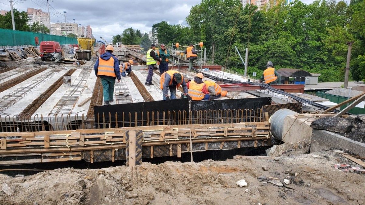 В Киеве на Борщаговском мосту смонтировали первые новые балки