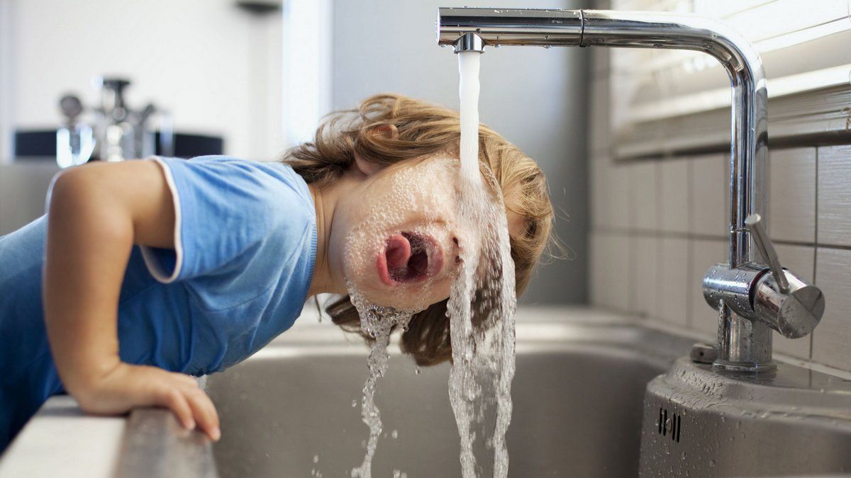 На одной из улиц в центре Киева из-за аварии отключили воду