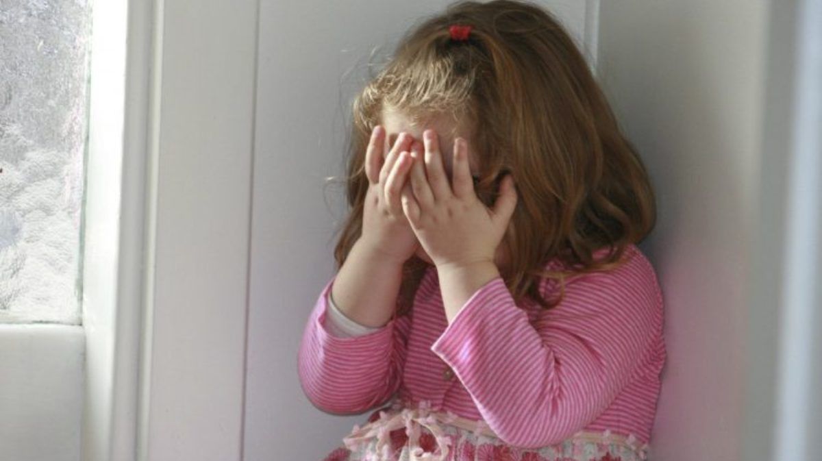 В Киеве мужчина избил ногами четырехлетнюю девочку