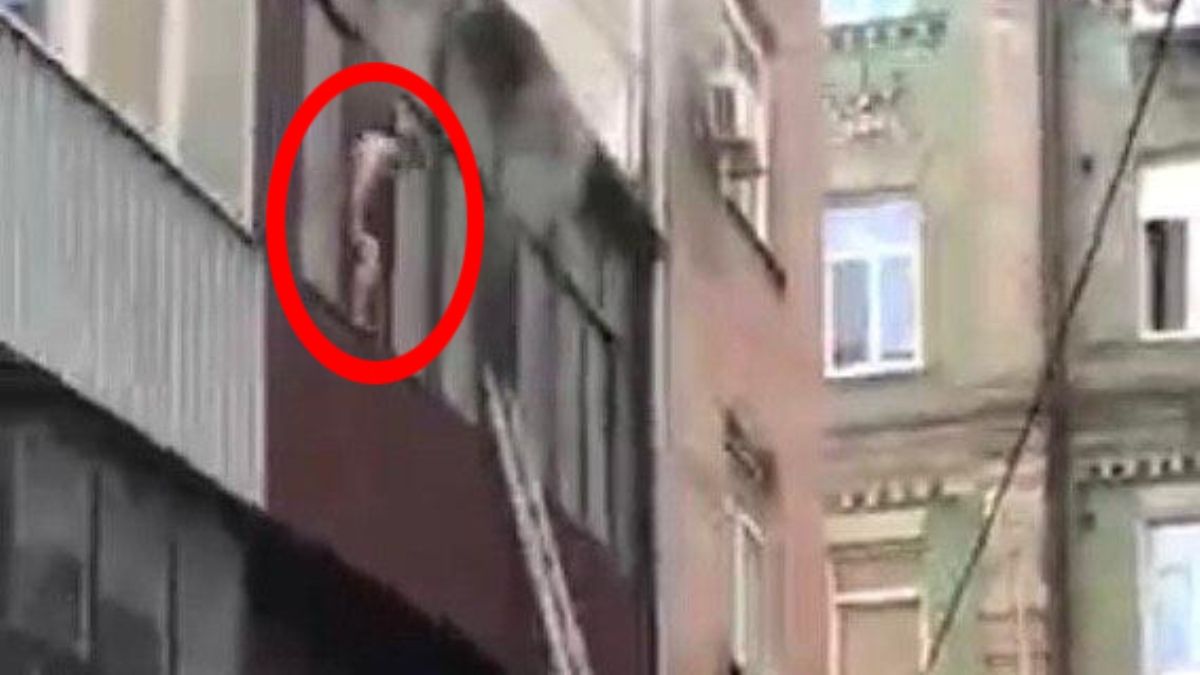 Голый иностранец в Киеве не давал потушить горящую квартиру с мертвой женщиной внутри: новые подробности