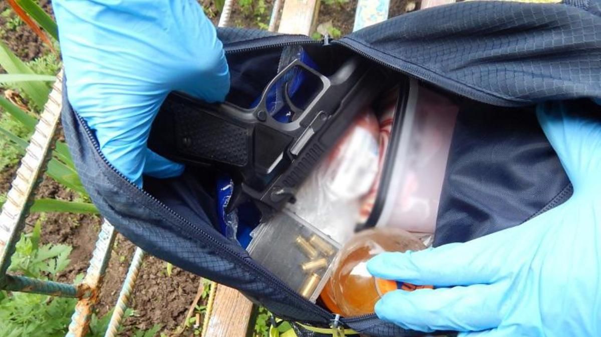 В Киеве на Оболони женщина устроила стрельбу посреди улицы