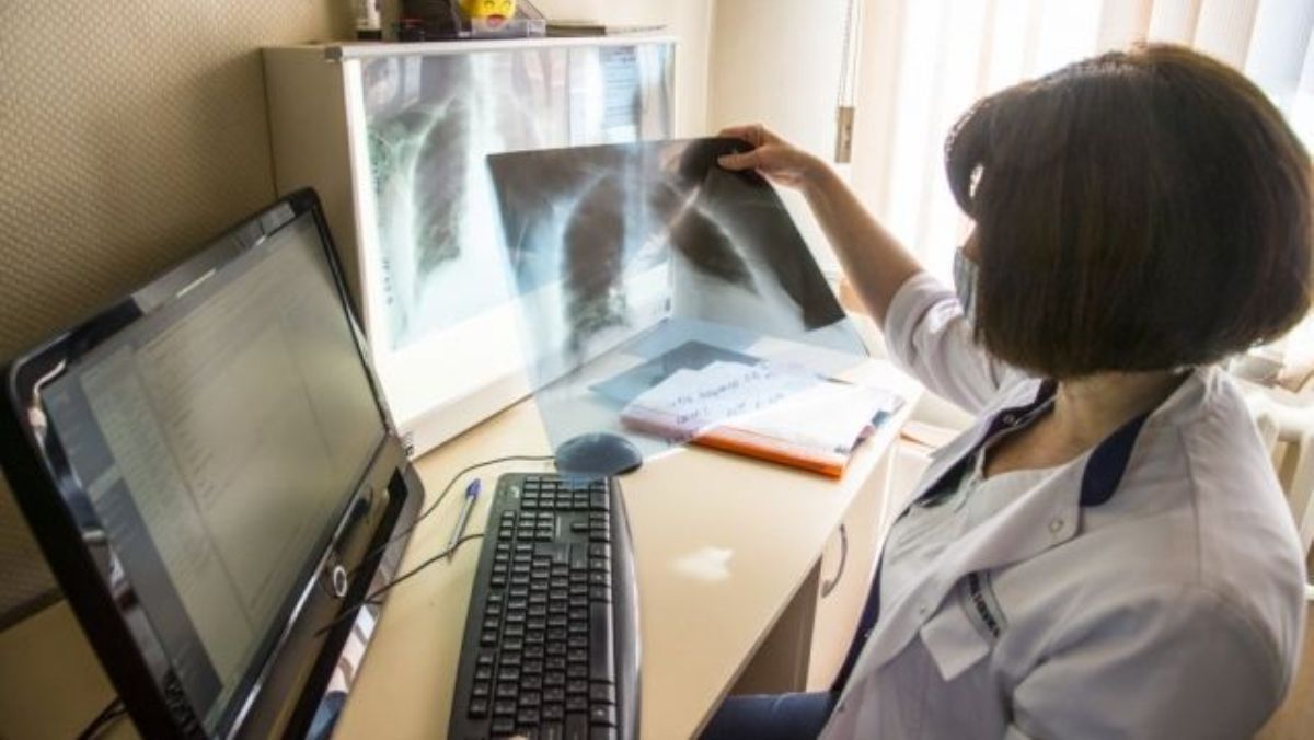 В Украине за сутки подтвердили 681 новый случай коронавируса: сколько человек болеет  COVID-19