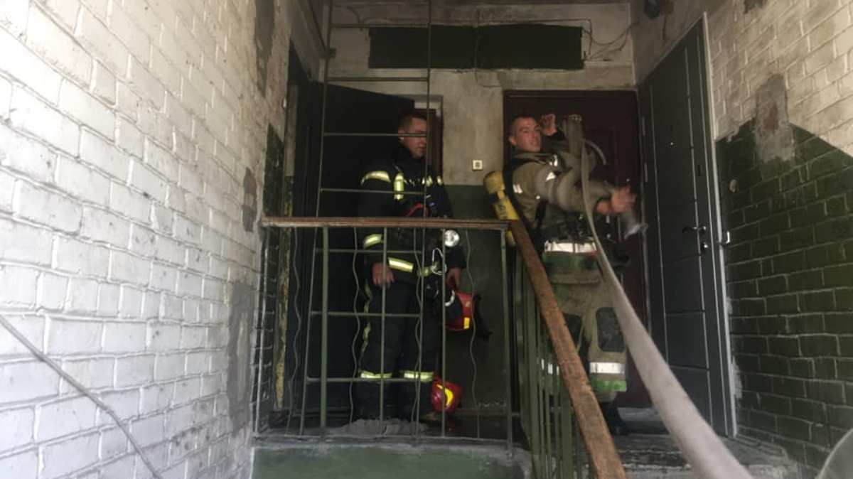 В Киеве в Святошинском районе загорелась квартира в многоэтажке