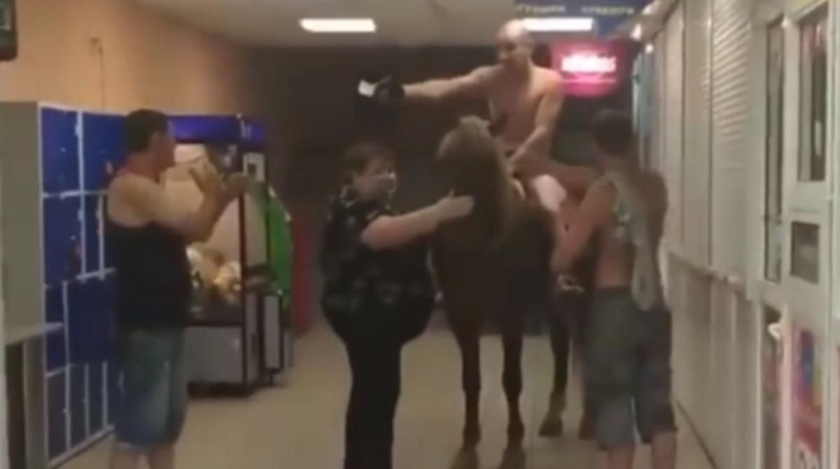 В Киеве мужчина в трусах на коне въехал в магазин за пивом