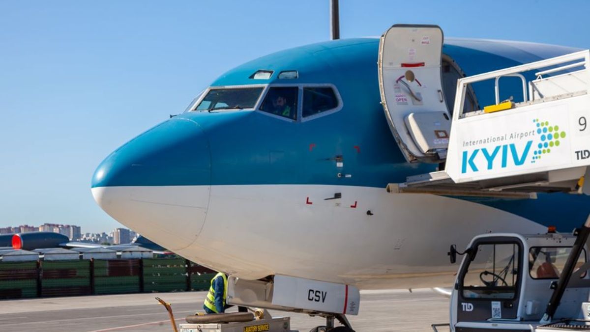 Аэропорт "Киев" на грани банкротства: руководство сокращает половину сотрудников