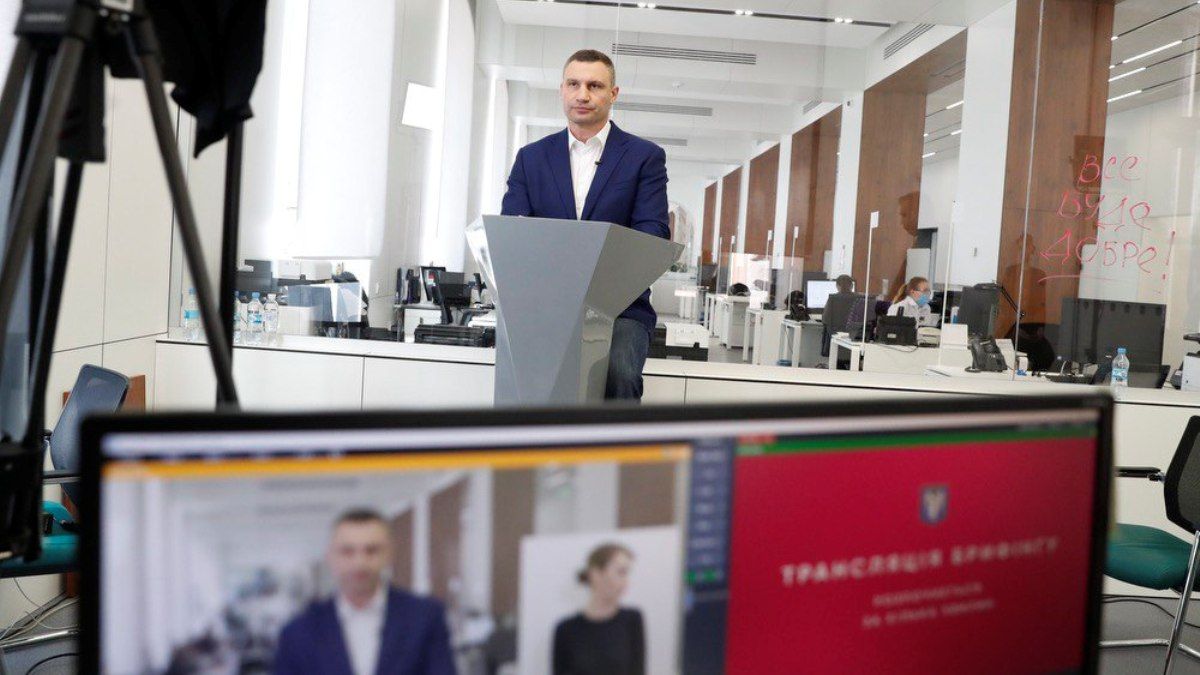 Какие новые ограничения могут ввести в Киеве, почему отложили введение е-билета и помощь жильцам дома после взрыва: Кличко онлайн