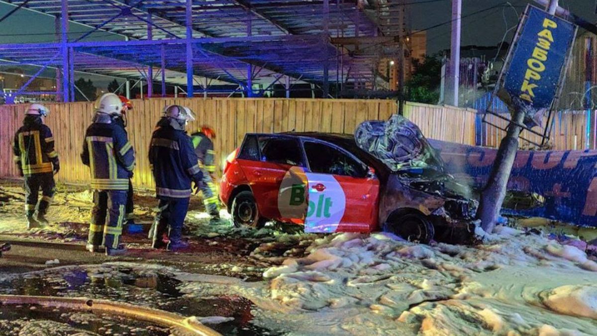 В Киеве автомобиль такси Bolt влетел в столб и загорелся