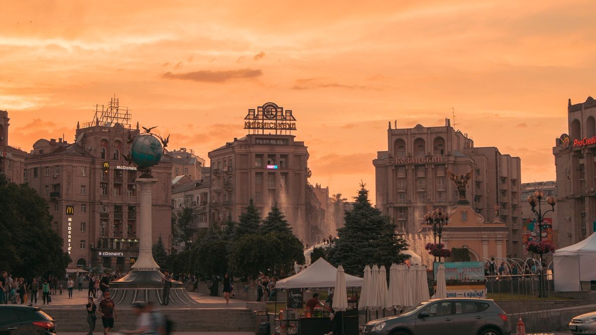 В Киеве на Майдане Независимости с домов демонтировали рекламные конструкции: фото до и после