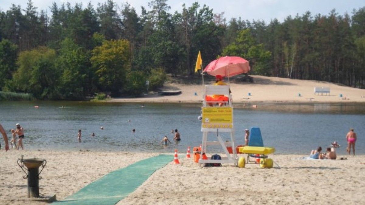 На всех пляжах Киева вывесили желтые флаги: что это значит