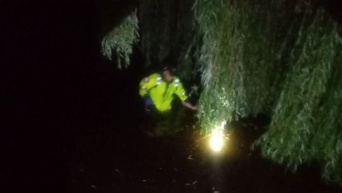 В Киеве из водоема спасатели достали тело женщины