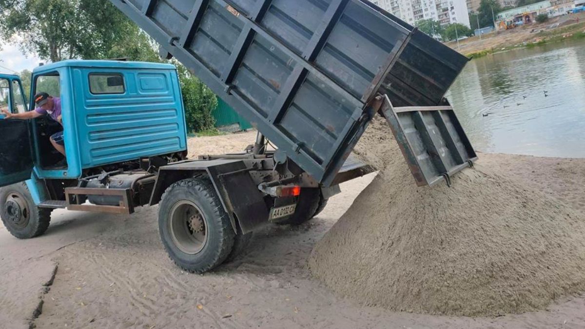 В Киеве обновили песок на еще одном городском пляже: куда ехать за красивыми замками
