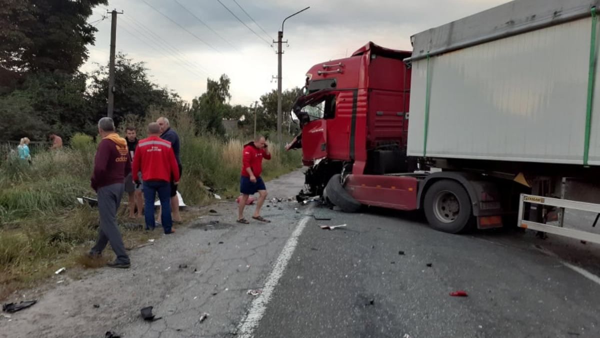 На трассе Киев-Чернигов столкнулись пассажирский автобус, фура и Volkswagen: есть погибшие
