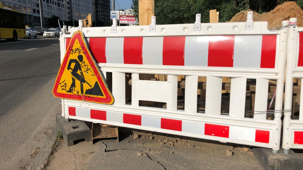 В Киеве ограничили движение по улице в Голосеевском районе