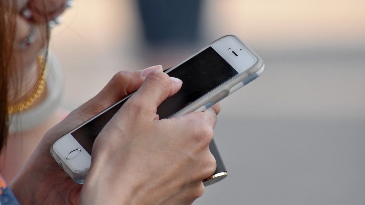 В Киеве девушка транслировала попытку суицида: ее нашли с петлей из электрического провода