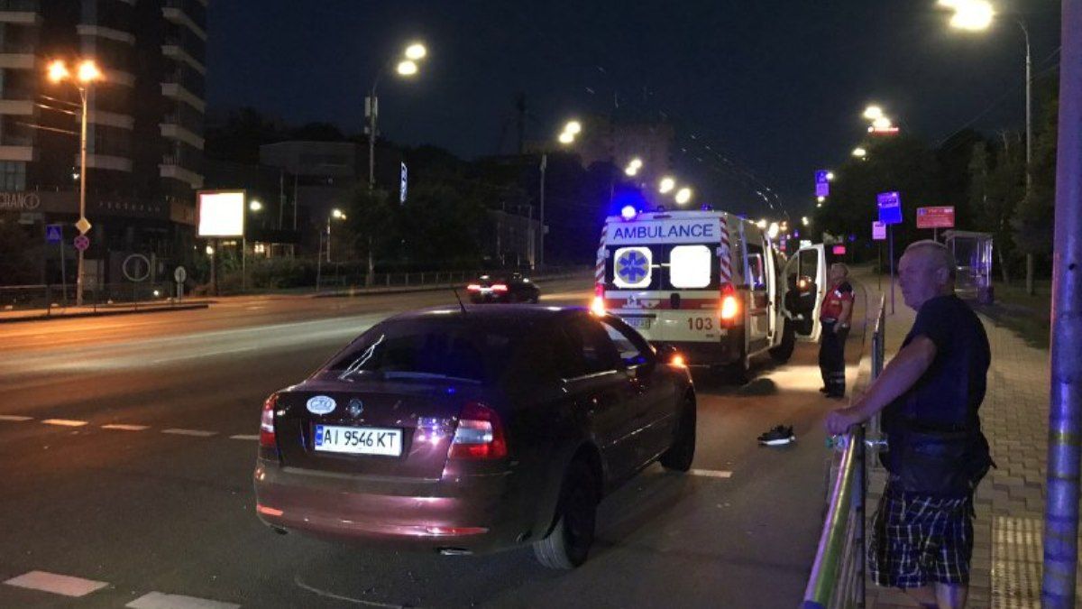 В Киеве на бульваре Дружбы Народов столкнулись "Газель" и Skoda: пострадал водитель легковушки