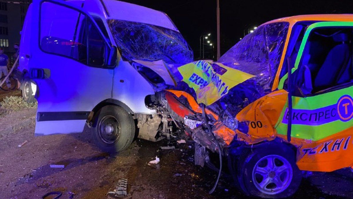 В Киеве на эстакаде возле Северного моста "лоб в лоб" столкнулись два буса