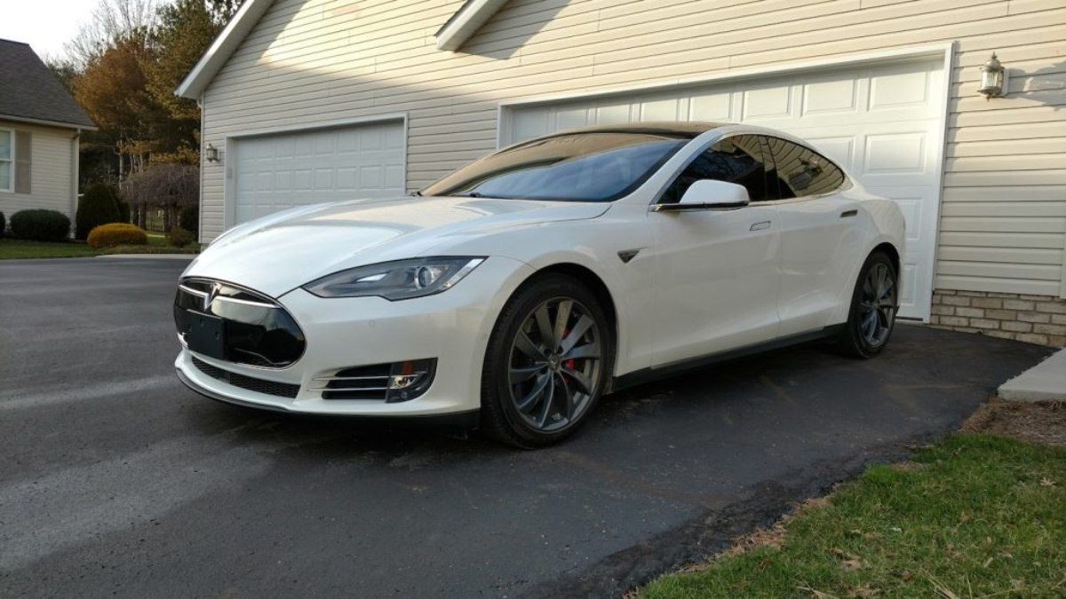 Появилось видео момента поджога Tesla Model S экс-главы ОП Андрея Богдана