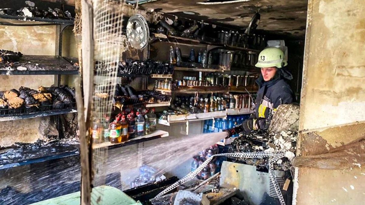 В Киеве мужчина пытался сжечь жену в магазине, а после выпрыгнул из окна 7 этажа