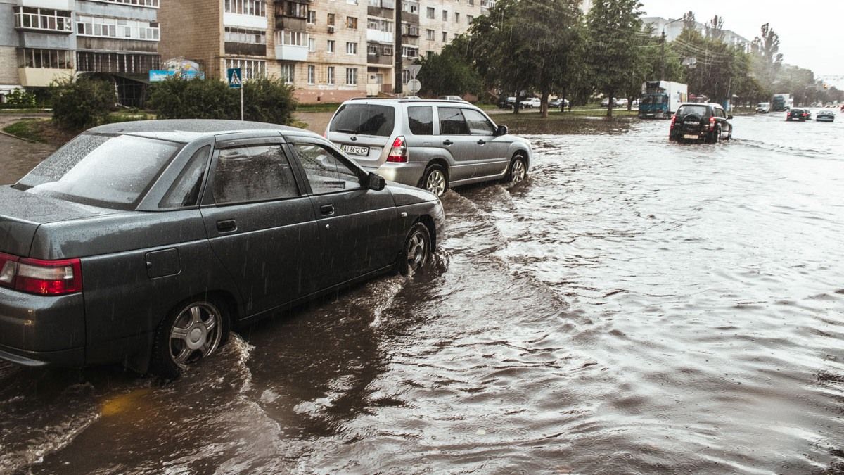 В Киеве из-за дождей объявили первый уровень опасности: что нужно знать и куда звонить, если затопило