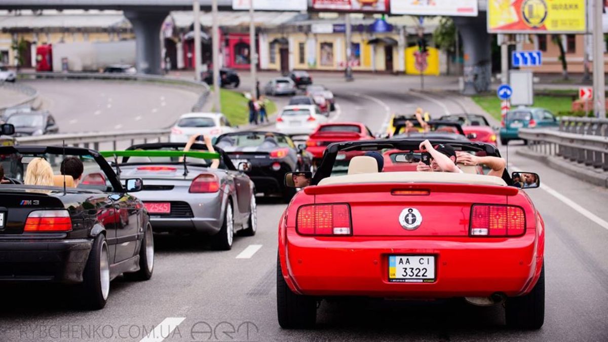 Киевский фестиваль кабриолетов назвал хедлайнеров: кто будет "зажигать" вечеринку на парковке