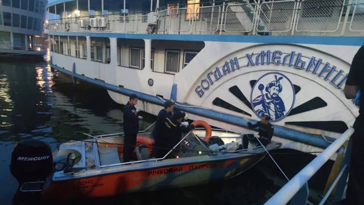 В Киеве на Почтовой площади из Днепра достали тело утопленника