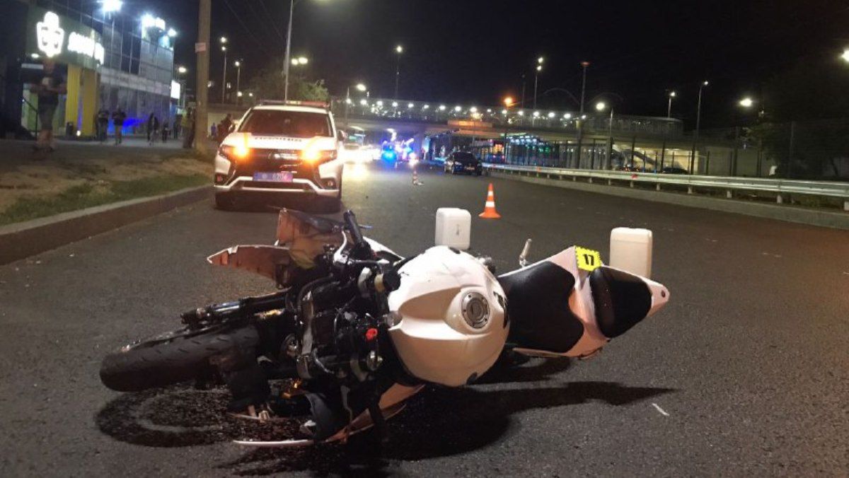 В Киеве на проспекте Любомира Гузара мотоцикл насмерть сбил пешехода: погибли три человека