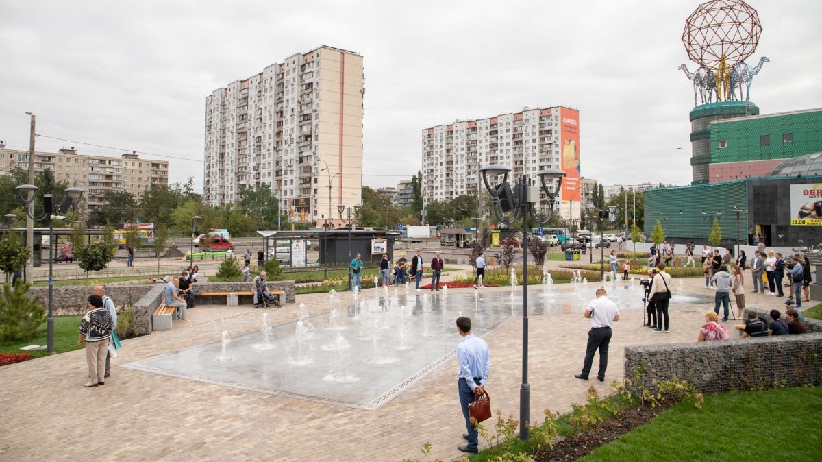 В Киеве на Оболони открыли новый сквер с фонтаном