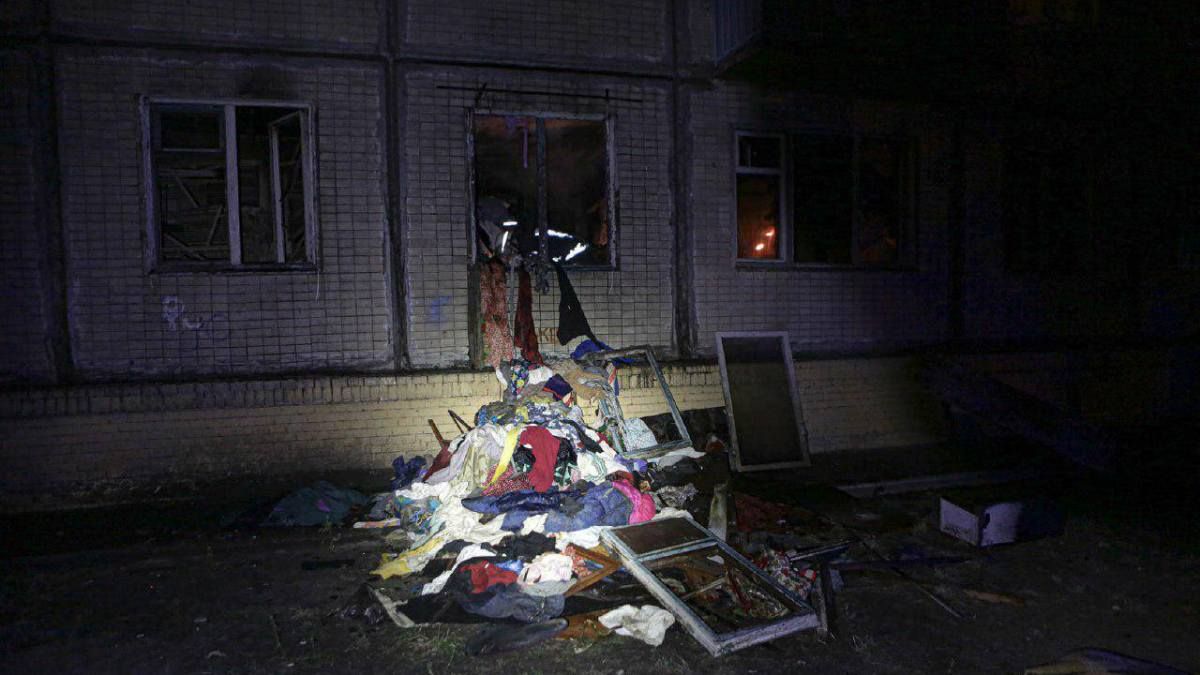 В Киеве горела квартира с хламом: пожарные выбрасывали вещи из окон