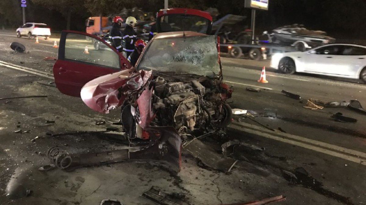 В Киеве на Дружбы Народов лоб в лоб столкнулись Peugeot и SsangYong: мужчина вырезали