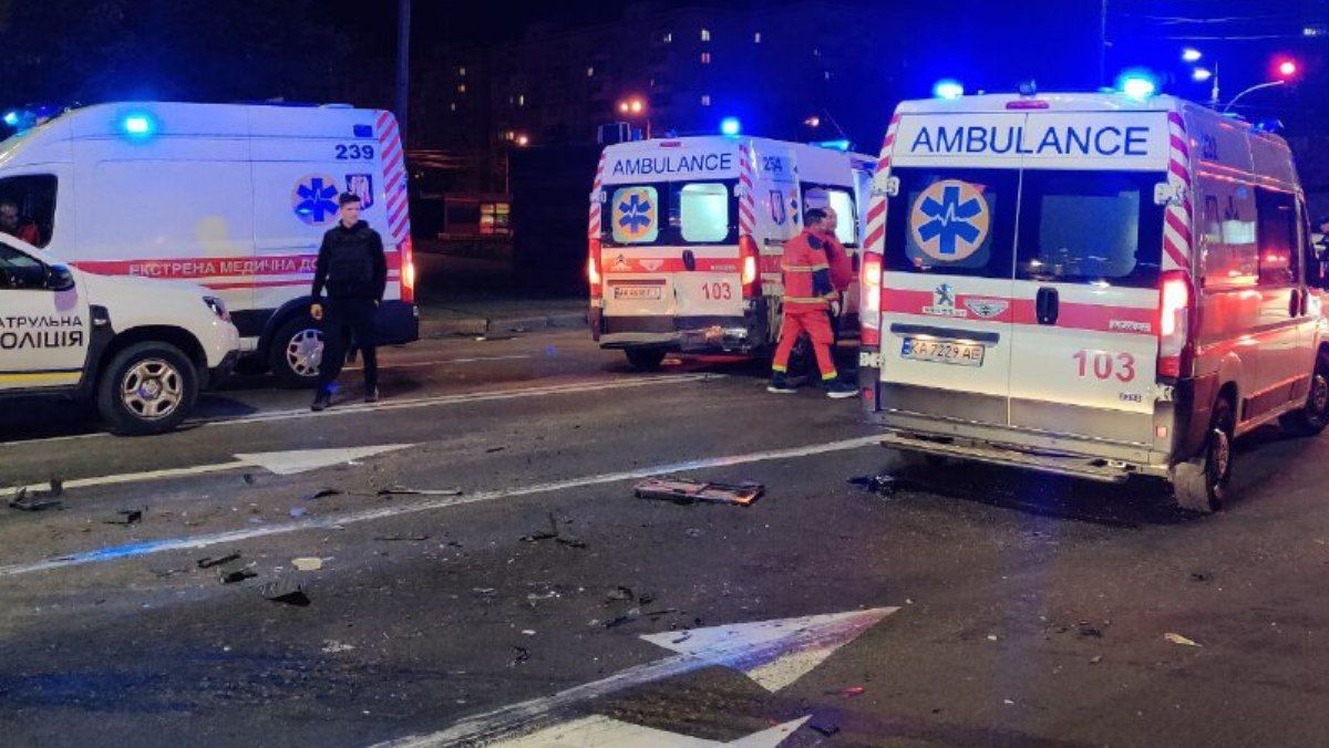 В Киеве на Харьковском шоссе пьяный мужчина протаранил скорую: пострадала девушка
