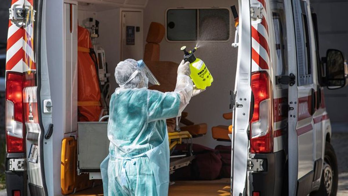 Сколько скорых работает в Киеве круглосуточно и куда звонить, если нужна консультация врача по СOVID-19