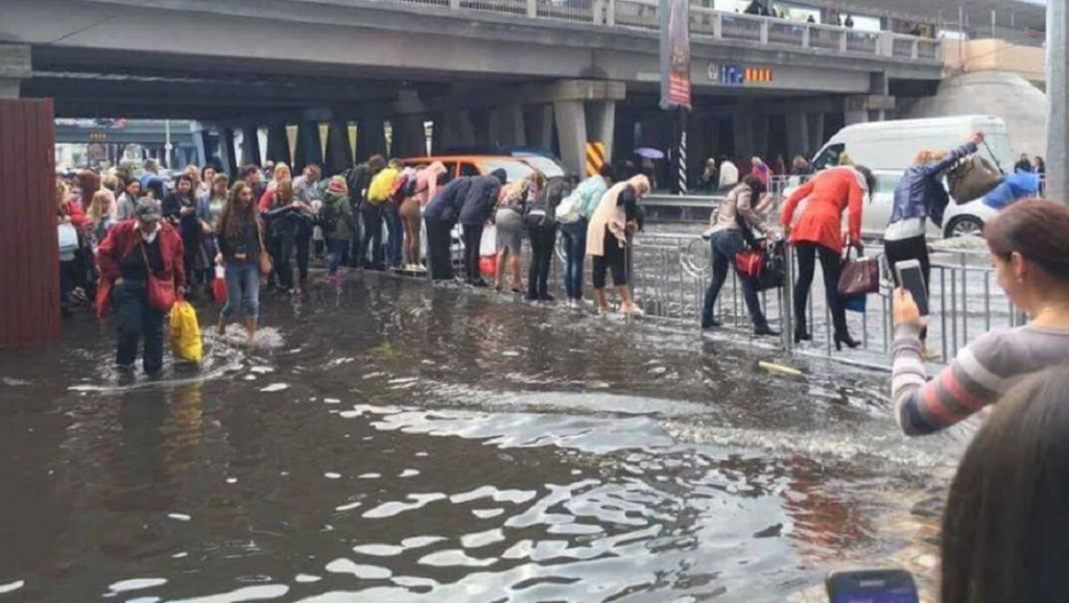 Из-за сильного дождя в Киеве объявляют желтый уровень опасности: что делать в непогоду