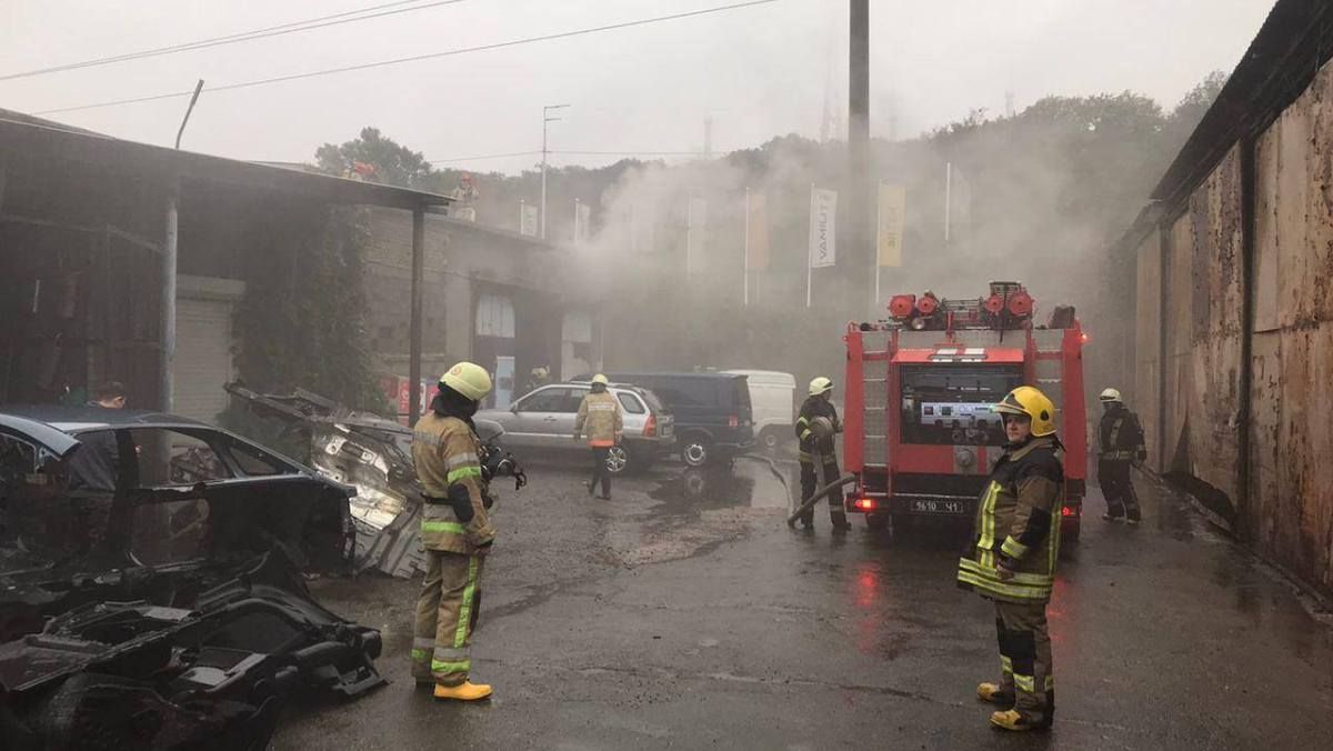 В Киеве на Саперно-Слободской сгорели склады