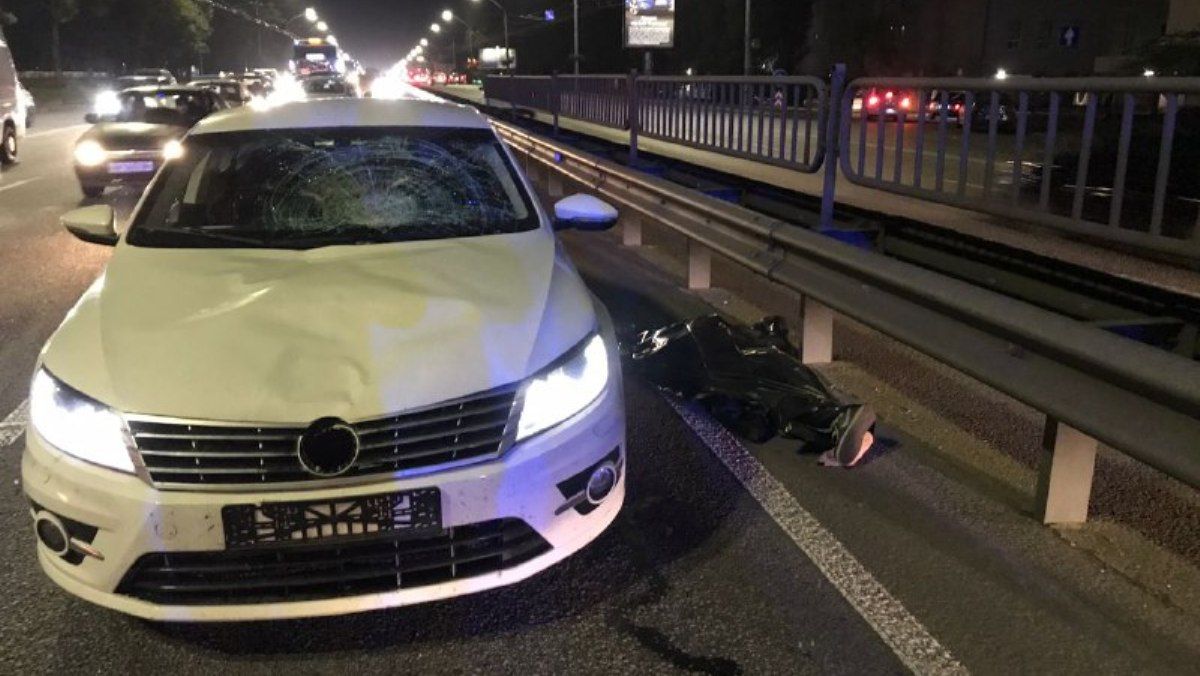 В Киеве на проспекте Победы мужчина выпрыгнул на движущийся Volkswagen и скончался на месте ДТП