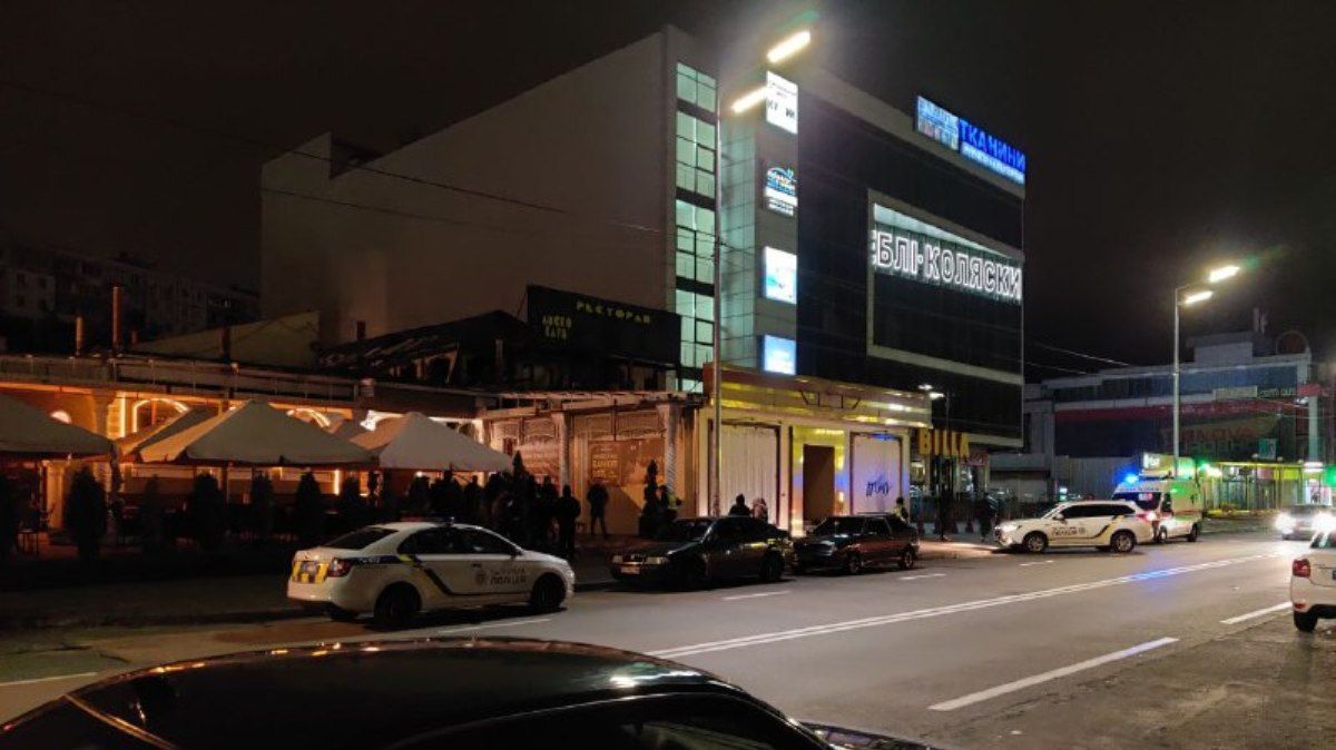 В Киеве возле заведения стреляли в мужчину