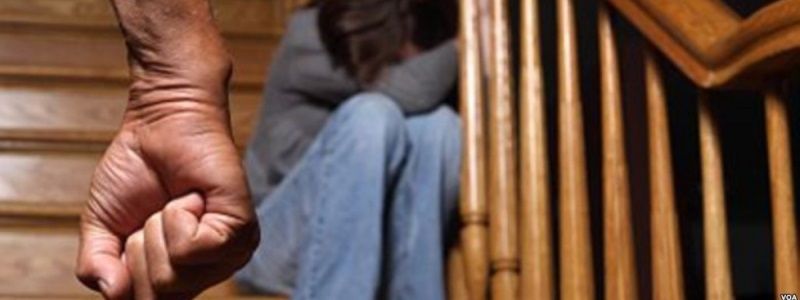 Полиция может заходить в дом, а обидчика выдворить из его же жилья: как по-новому будут бороться с домашним насилием