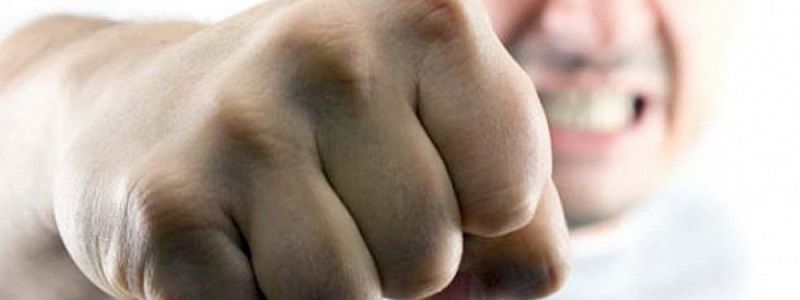 В Киеве пьяный мужчина избил мать утюгом и оставил ее умирать