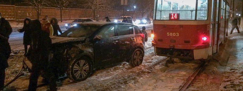 На Берестейской KIA с шестилетним пассажиром влетел в Chevrolet Aveo