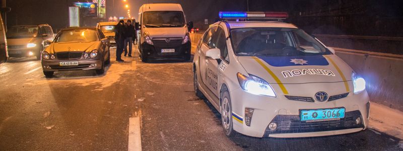 В Киеве Bentley, Mercedes и еще 4 авто на скользкой дороге устроили "паровозик"