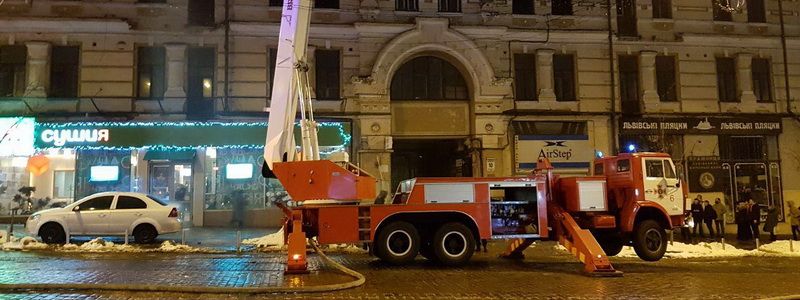 На Театральной горит 5-этажка: движение по Богдана Хмельницкого перекрыто