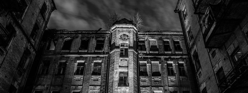 Большой пожар возле ЦУМа: как выглядит горевшее здание перед рассветом