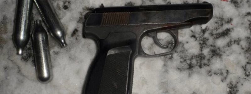 В Киеве угрожали пистолетом и гранатой иностранцу, стоявшему в очереди в киоск