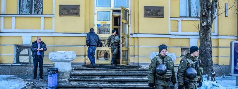 В Киеве 20 митингующих пытались закрыть телеканал ZIK