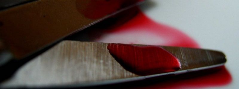 В Киеве рецидивист пырнул ножницами 60-летнюю сожительницу