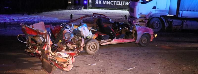 В Киеве Opel влетел под грузовик: легковушке снесло крышу