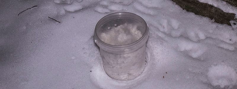 В Киеве мужчина гулял по ночному городу с ведерком наркотиков