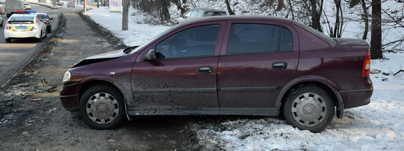 На Телиги столкнулись Toyota RAV 4 и Opel Astra: автомобили выбросило на тротуар