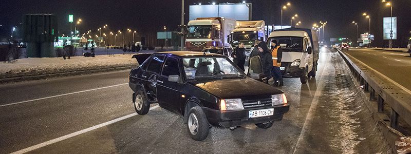 На Бажана Lada влетела в отбойник: водитель решил поменять колесо посреди дороги