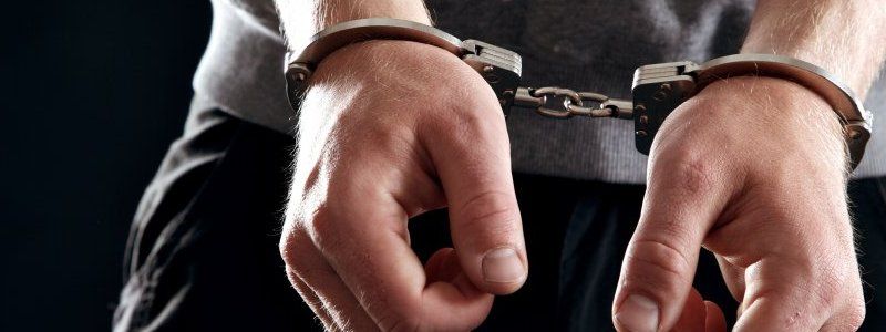 В Киеве парень прятал в машине пистолет и наркотики