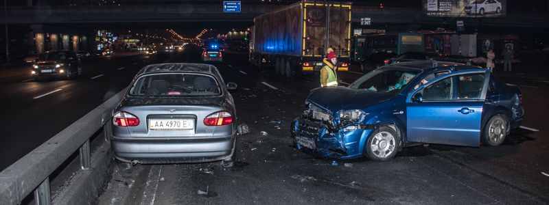 Эффект домино: на Харьковской фура зацепила Chevrolet, легковушка врезалась в Daewoo